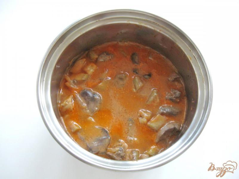 Фото приготовление рецепта: Куриная печень с баклажанами в соусе шаг №9