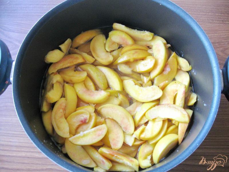 Фото приготовление рецепта: Варенье из персиков в сиропе дольками шаг №3