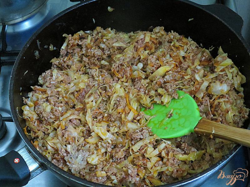 Фото приготовление рецепта: Рис с капустой и фаршем шаг №7