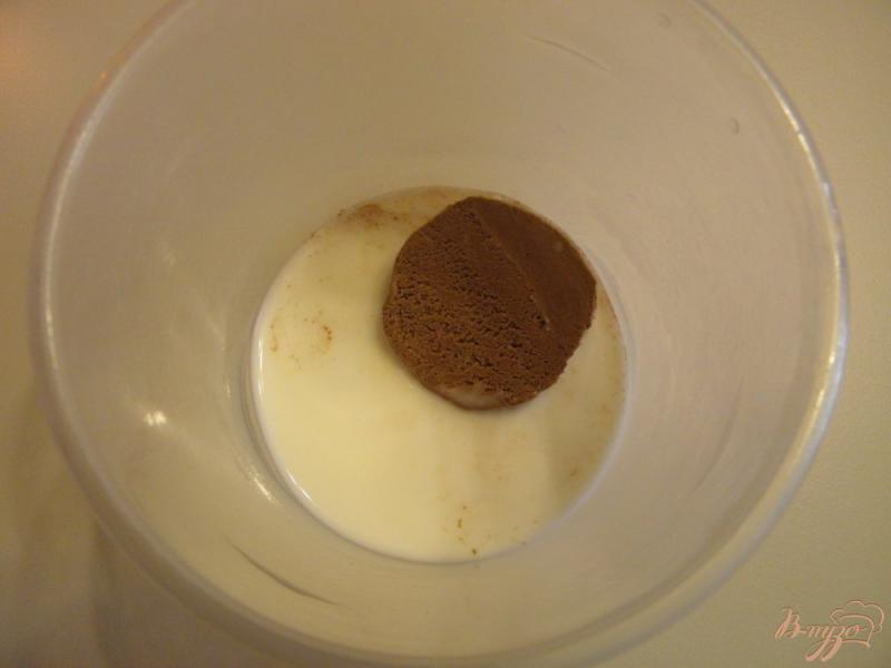 Фото приготовление рецепта: Молочно-шоколадный коктейль с сиропом шаг №2