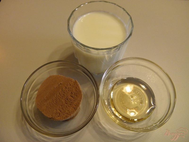 Фото приготовление рецепта: Молочно-шоколадный коктейль с сиропом шаг №1