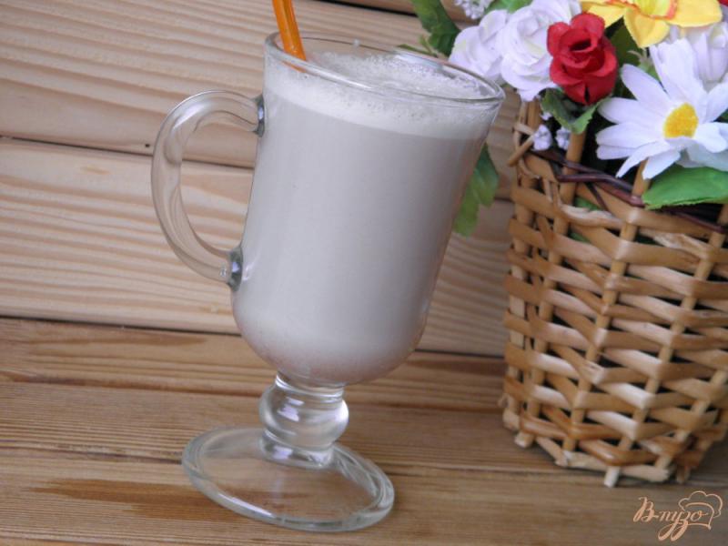 Фото приготовление рецепта: Молочно-шоколадный коктейль с сиропом шаг №4