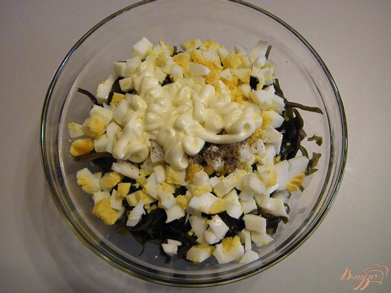 Фото приготовление рецепта: Салат из ламинарии с яйцом шаг №3