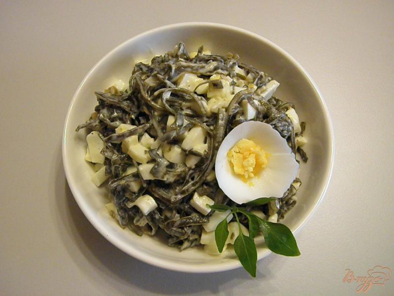 Фото приготовление рецепта: Салат из ламинарии с яйцом шаг №4