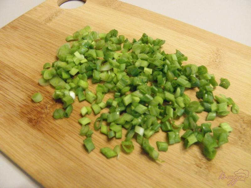 Фото приготовление рецепта: Пышные оладушки к супу с зеленым луком шаг №2