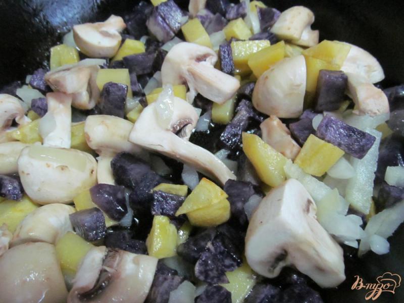 Фото приготовление рецепта: Жареный картофель с шампиньоном и красным перцем шаг №5
