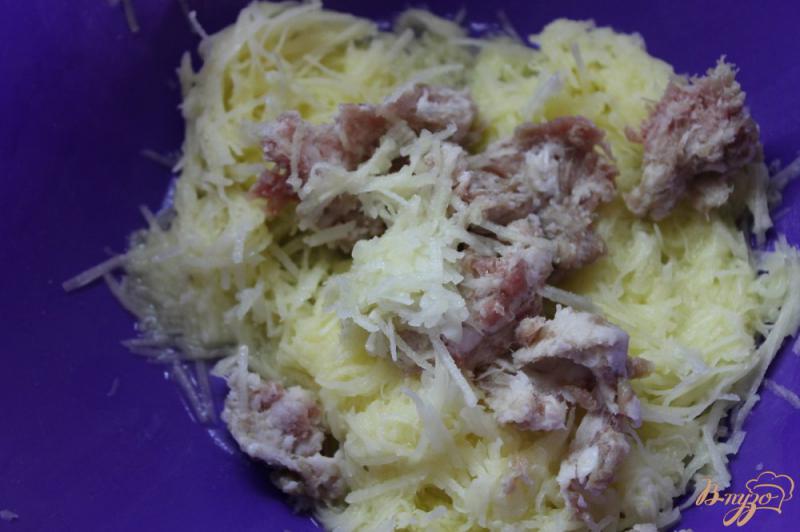 Фото приготовление рецепта: Картофельный блин с мясом и помидорной начинкой шаг №2