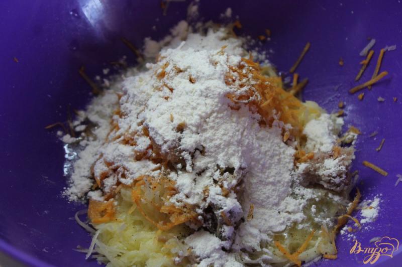 Фото приготовление рецепта: Картофельный блин с мясом и помидорной начинкой шаг №4