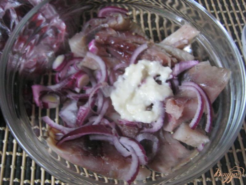 Фото приготовление рецепта: Сельдь в сметанном соусе с клюквой шаг №2