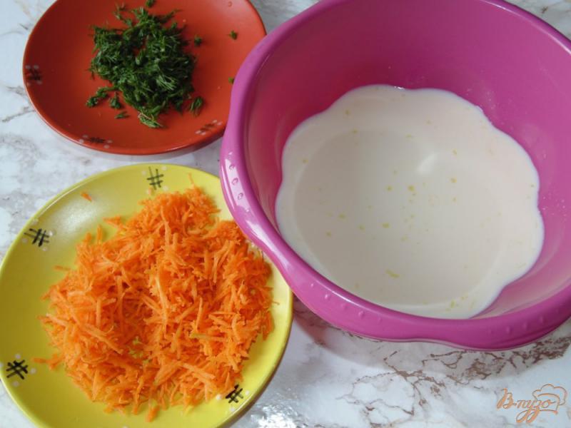 Фото приготовление рецепта: Морковные блины с укропом шаг №2