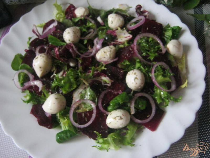 Фото приготовление рецепта: Свекольный салат с мини-моцареллой шаг №4
