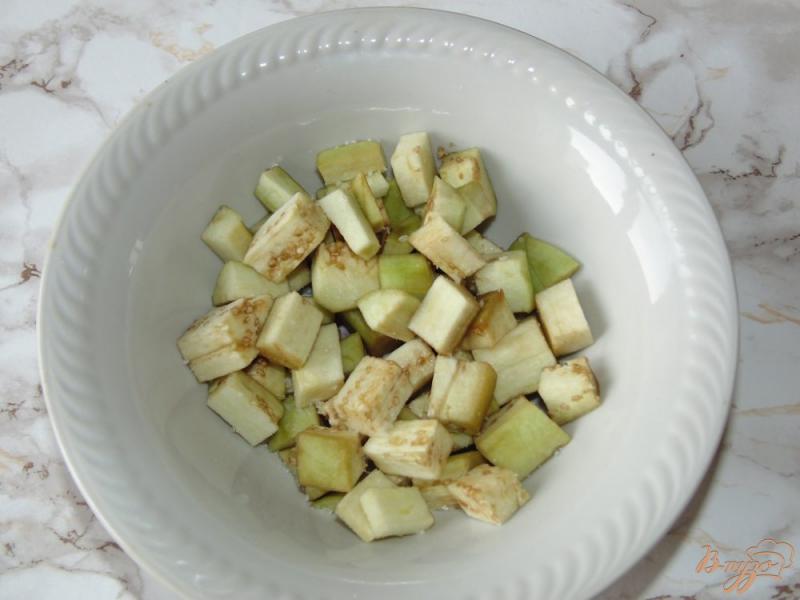 Фото приготовление рецепта: Салат из баклажана с помидорами черри и твердым сыром шаг №1
