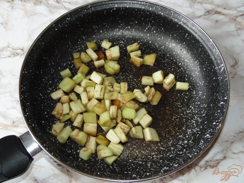 Фото приготовление рецепта: Салат из баклажана с помидорами черри и твердым сыром шаг №2