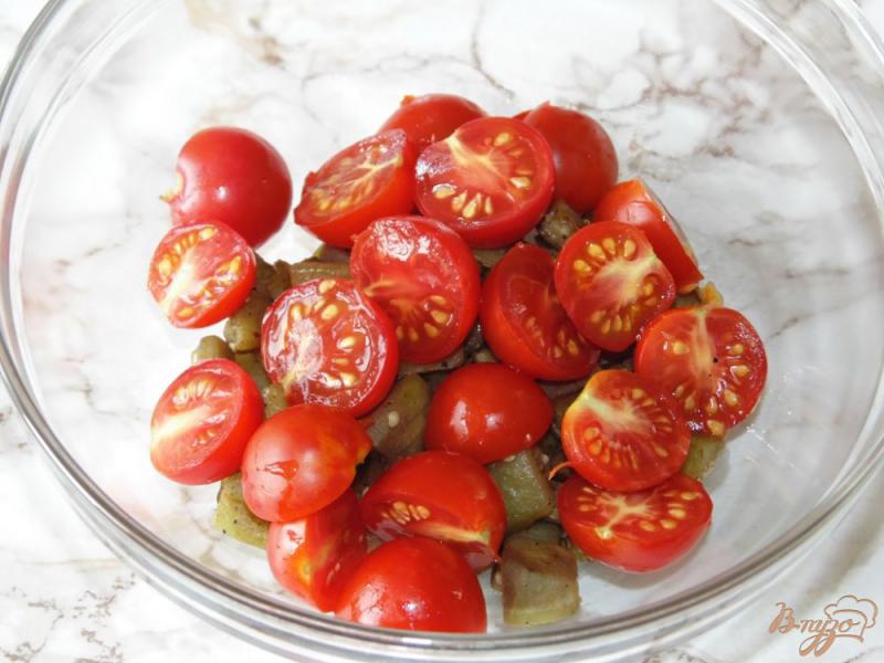 Фото приготовление рецепта: Салат из баклажана с помидорами черри и твердым сыром шаг №4