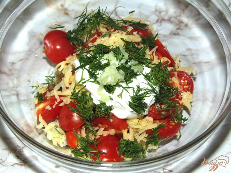 Фото приготовление рецепта: Салат из баклажана с помидорами черри и твердым сыром шаг №6