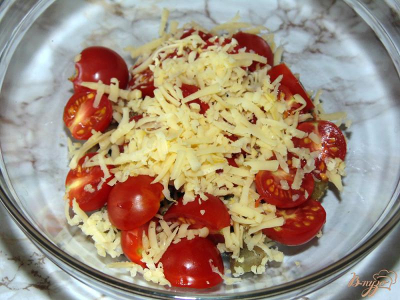 Фото приготовление рецепта: Салат из баклажана с помидорами черри и твердым сыром шаг №5