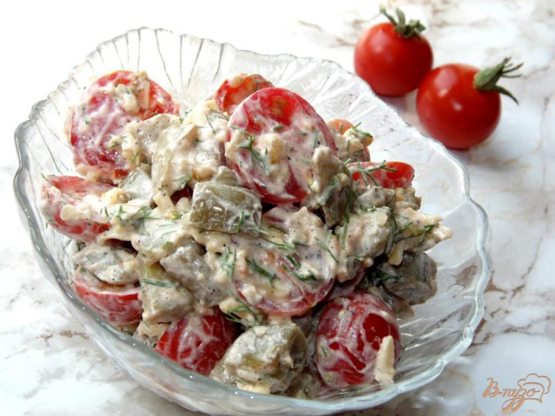 Фото приготовление рецепта: Салат из баклажана с помидорами черри и твердым сыром шаг №7