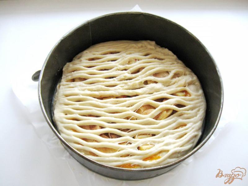 Фото приготовление рецепта: Пирог с абрикосовым джемом и яблоками шаг №7