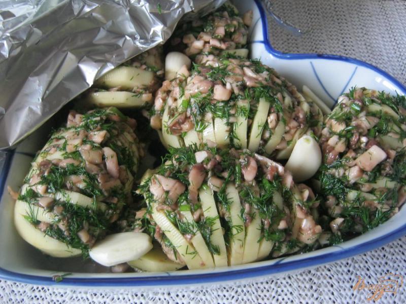 Фото приготовление рецепта: Запеченный картофель, фаршированный грибами и зеленью шаг №4
