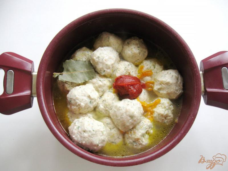 Фото приготовление рецепта: Тефтели из курицы с укропом в томатном соусе шаг №6