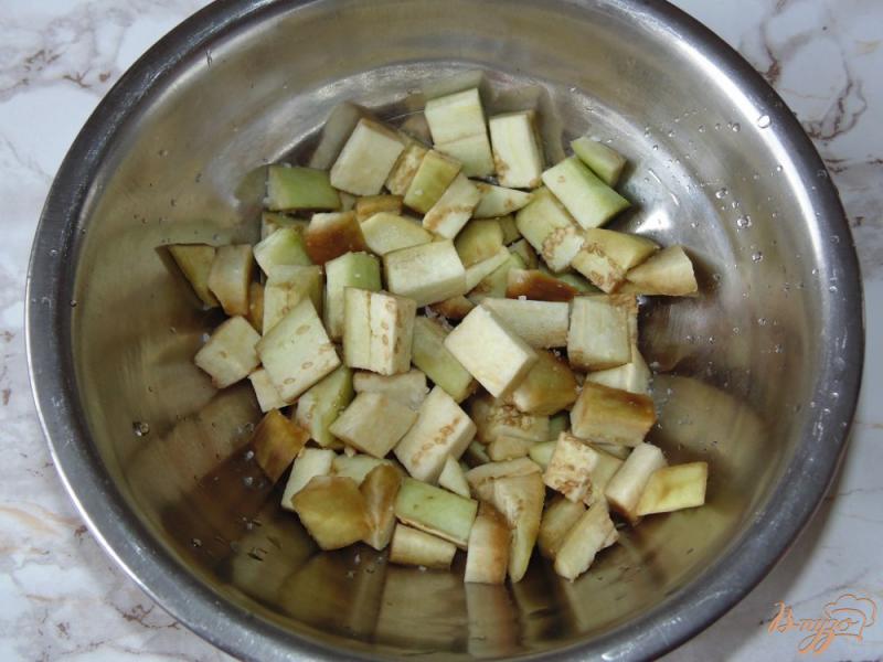 Фото приготовление рецепта: Салат из баклажана с морковью и перепелиными яйцами шаг №1