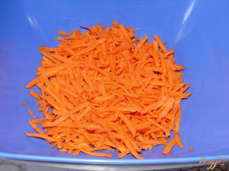 Фото приготовление рецепта: Салат из баклажана с морковью и перепелиными яйцами шаг №3