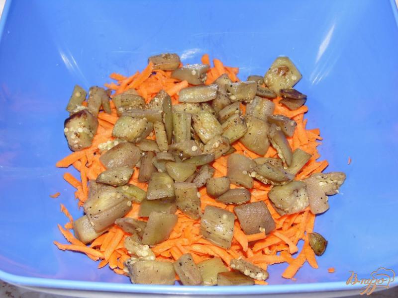 Фото приготовление рецепта: Салат из баклажана с морковью и перепелиными яйцами шаг №4