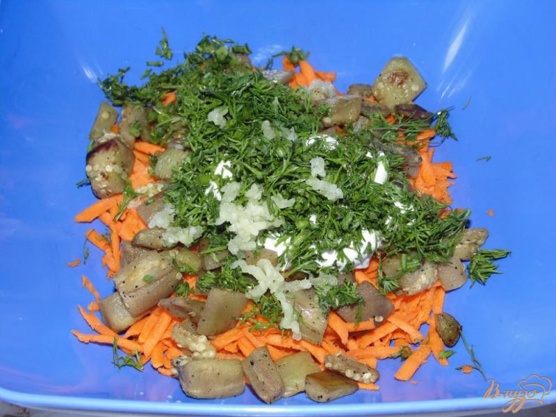 Фото приготовление рецепта: Салат из баклажана с морковью и перепелиными яйцами шаг №5