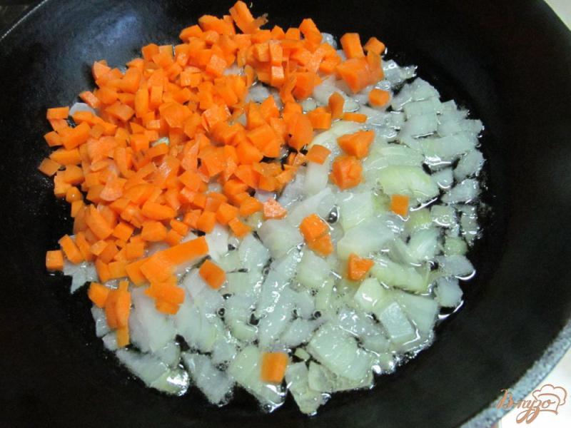 Фото приготовление рецепта: Тушенный рис с помидором шаг №1