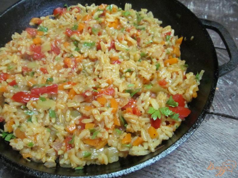 Фото приготовление рецепта: Тушенный рис с помидором шаг №6