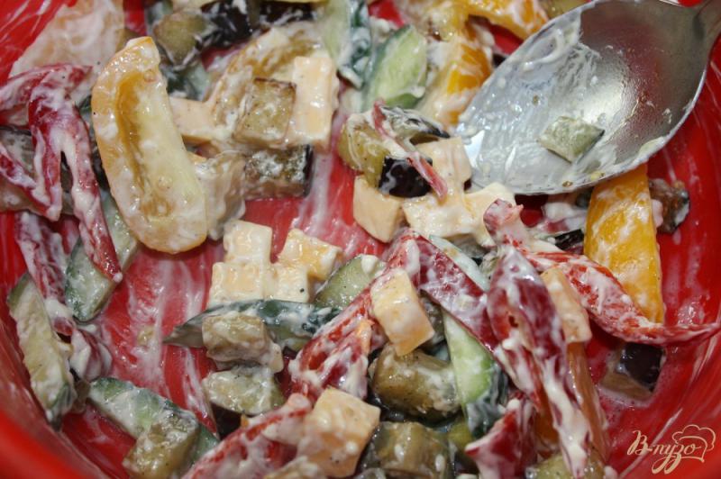 Фото приготовление рецепта: Салат с куриной печенью и баклажанами шаг №7