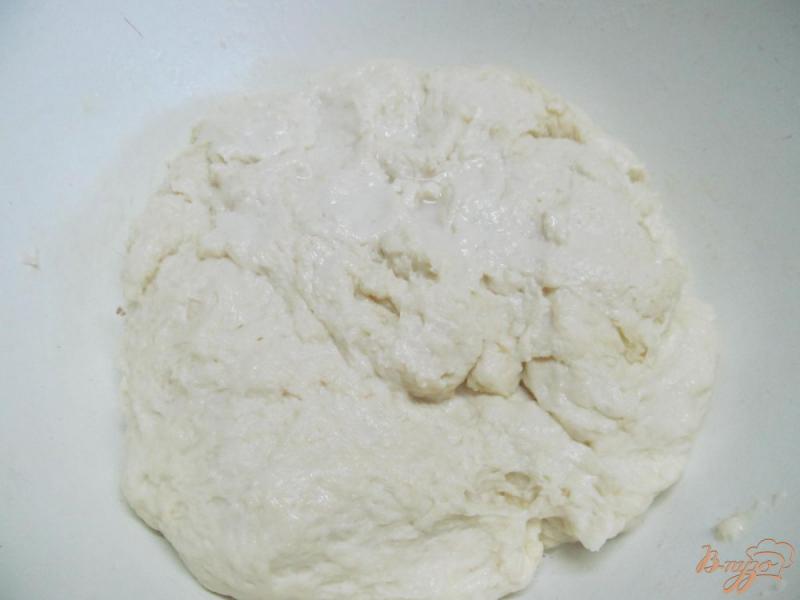 Фото приготовление рецепта: Хлеб с жареным кабачком и луком шаг №3