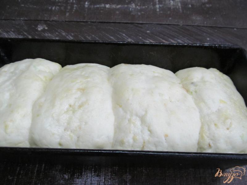 Фото приготовление рецепта: Хлеб с жареным кабачком и луком шаг №10