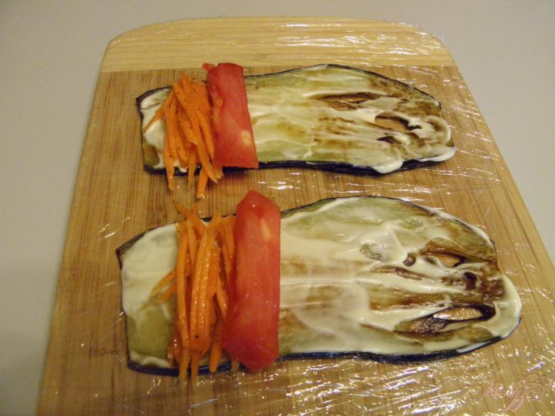 Фото приготовление рецепта: Баклажановые рулетики с морковью и помидорами шаг №5