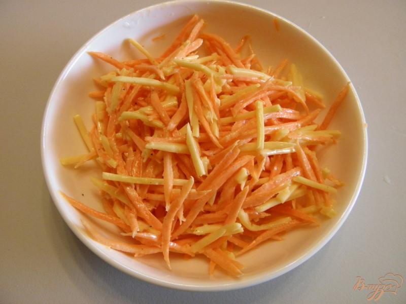 Фото приготовление рецепта: Сырно-морковный салат с чесноком шаг №4