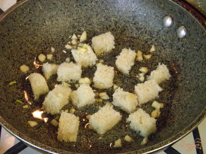 Фото приготовление рецепта: Салат из одуванчика с гренками и яйцом шаг №3