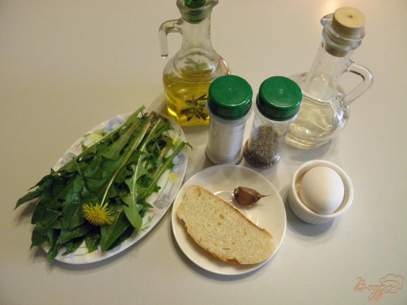 Фото приготовление рецепта: Салат из одуванчика с гренками и яйцом шаг №1
