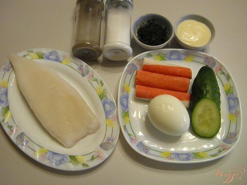Фото приготовление рецепта: Салат из кальмара с крабовыми палочками и огурцом шаг №1