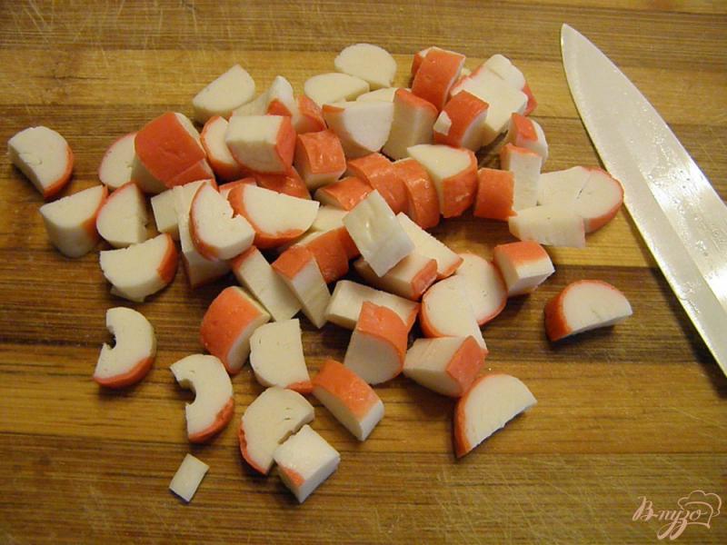 Фото приготовление рецепта: Салат из кальмара с крабовыми палочками и огурцом шаг №4