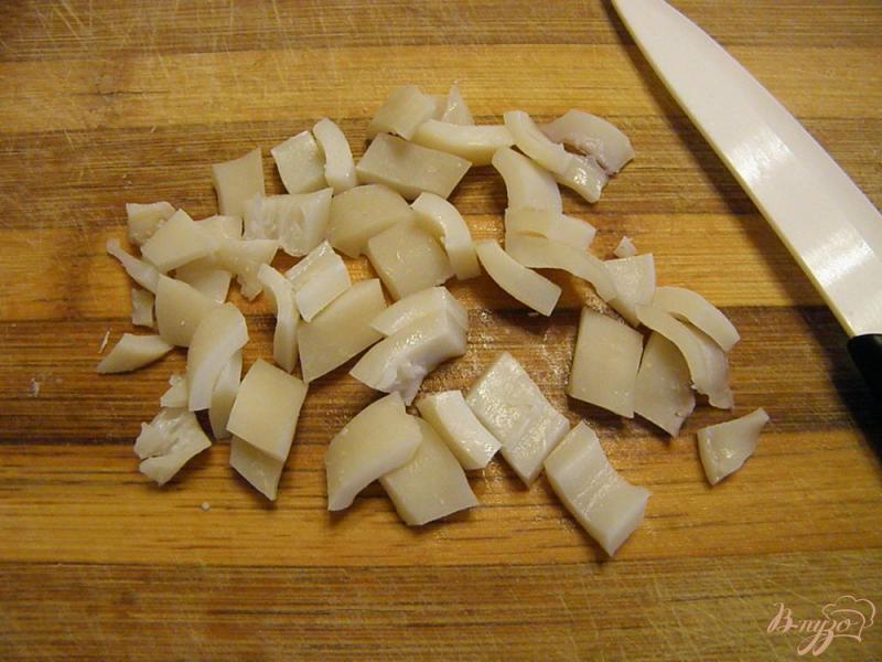 Фото приготовление рецепта: Салат из кальмара с крабовыми палочками и огурцом шаг №5