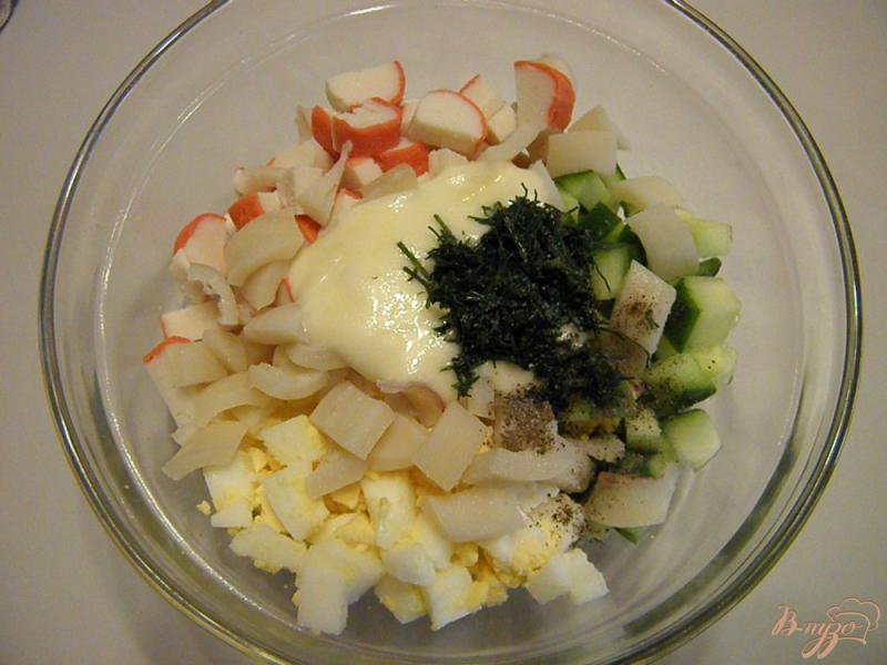 Фото приготовление рецепта: Салат из кальмара с крабовыми палочками и огурцом шаг №6