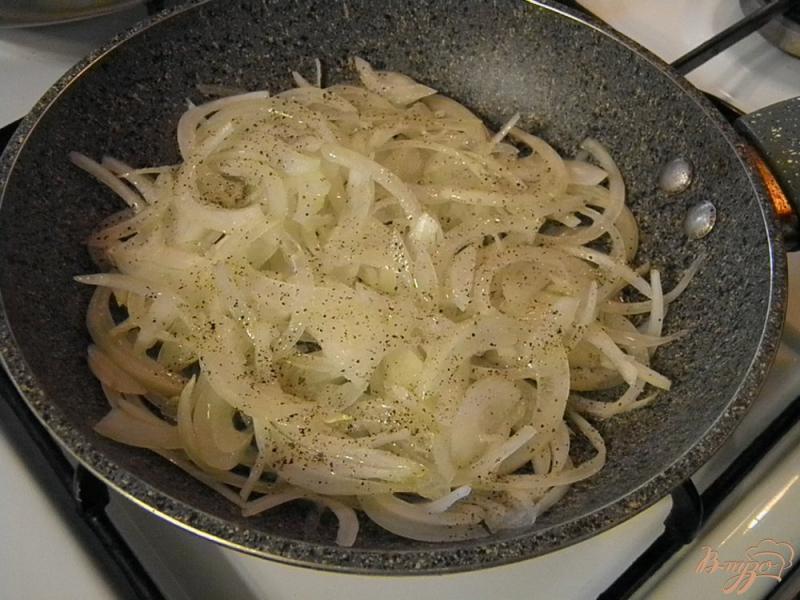 Фото приготовление рецепта: Салат с курицей и жареным луком шаг №2