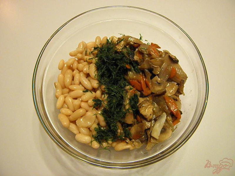 Фото приготовление рецепта: Фасолевый салат с шампиньонами шаг №3