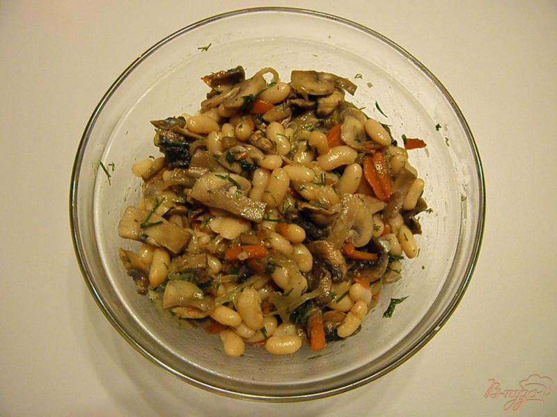 Фото приготовление рецепта: Фасолевый салат с шампиньонами шаг №4