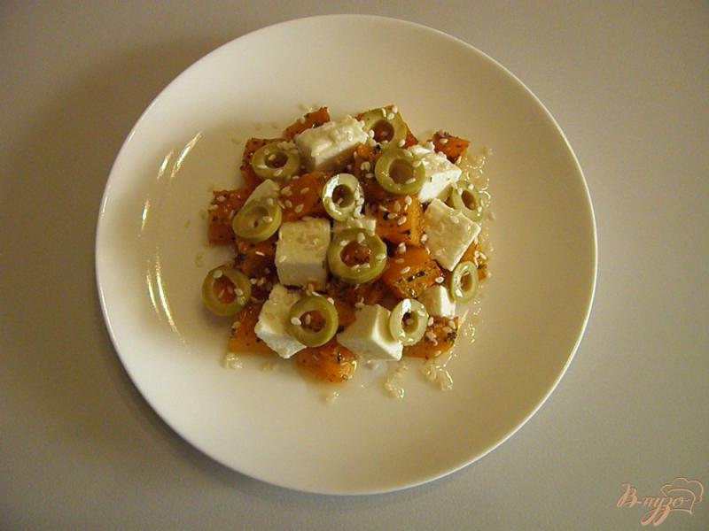 Фото приготовление рецепта: Салат с брынзой, тыквой и оливками шаг №4
