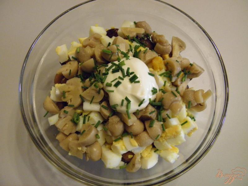 Фото приготовление рецепта: Фасолевый салат с консервированными шампиньонами шаг №3
