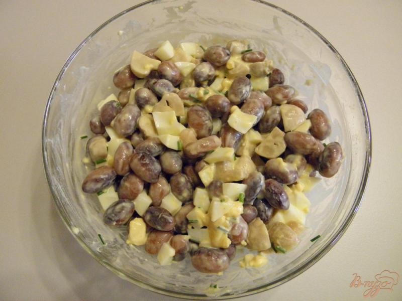 Фото приготовление рецепта: Фасолевый салат с консервированными шампиньонами шаг №4