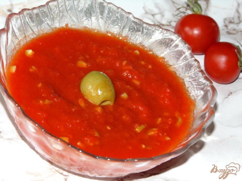 Фото приготовление рецепта: Томатный соус с перцем чили и зелеными оливками шаг №7