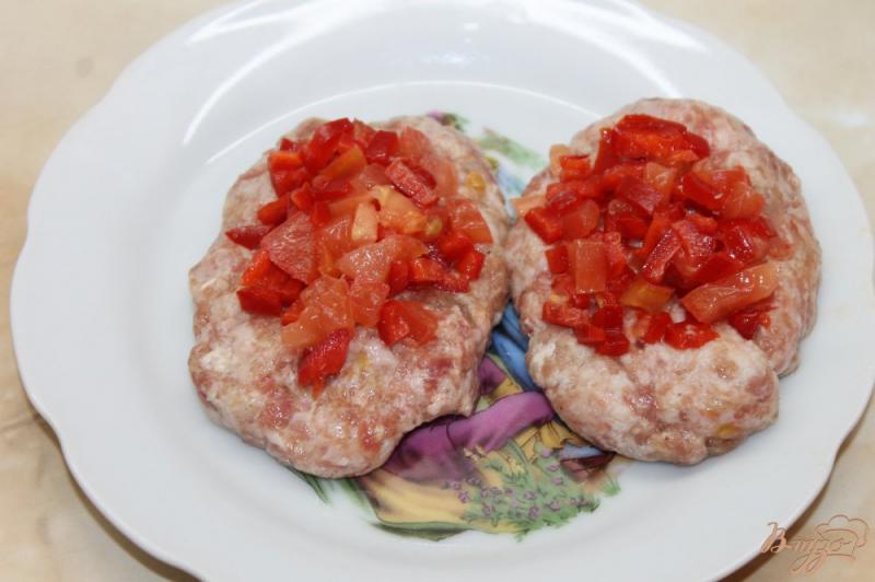 Фото приготовление рецепта: Свиные зразы с помидором и перцем шаг №4