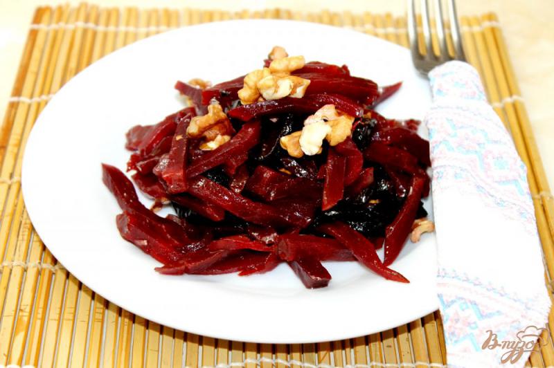 Фото приготовление рецепта: Постный салат со свеклы с черносливом и грецким орехом шаг №5